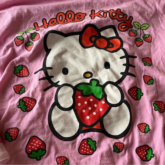 Women’s large cropped strawberry hello kitty tee + BATHANDBODYWORKS !! - Picture 4 of 5